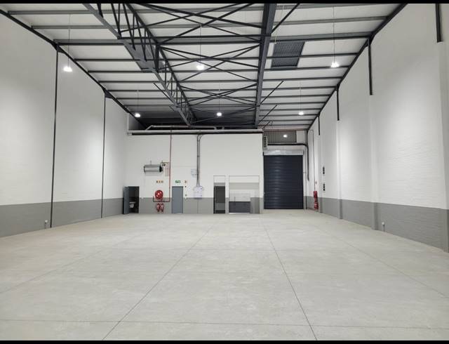 654M² WAREHOUSE TO LET IN STIKLAND INDUSTRIAL